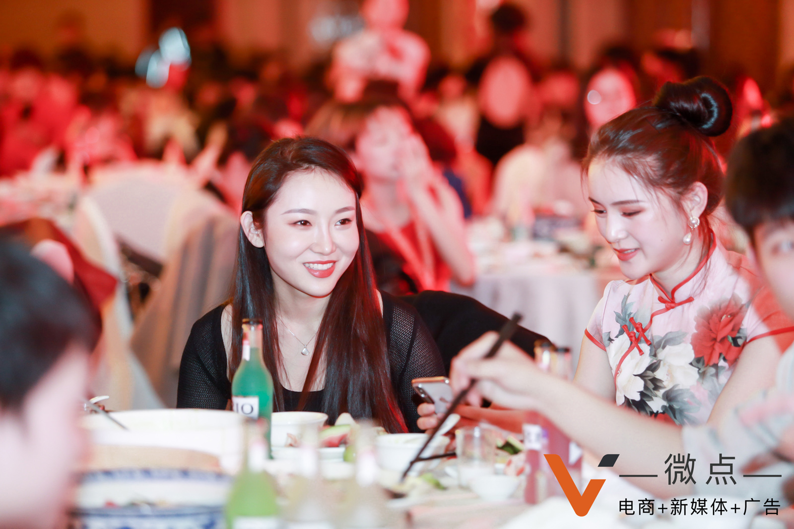 參加公司年會晚宴的員工